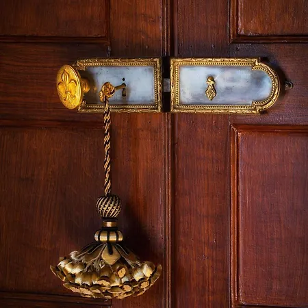 Chateau La Tour Carnet