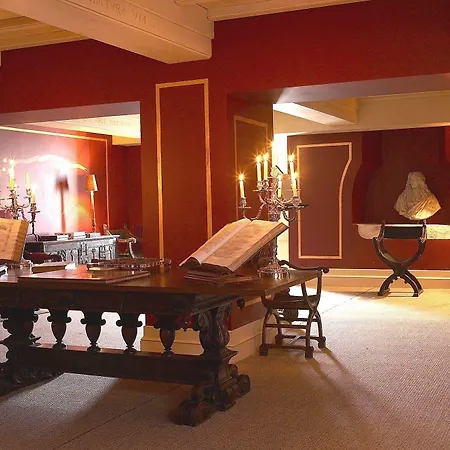 Chateau La Tour Carnet 3*